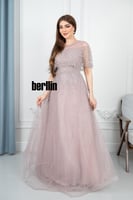 فستان سهرة فخم مزين بتطريزات خرزية براقة لون لحمي