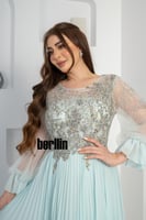 فستان سهرة شيفون مكسر مزين بالتطريز وقصة الكم لون...