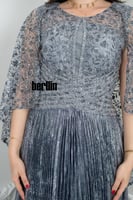 فستان سهرة رمادي بتصميم مزين بكاب دانتيل أنيق وطيا...