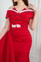 فستان أحمر بأكتاف مكشوفة ولمسة بيضاء بتصميم شق أما...