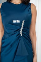 فستان أزرق أنيق بقصة ضيقة وكشكش جانبي فخم