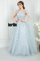 فستان سهرة أزرق سماوي بزهور ثلاثية الأبعاد وكاب تو...