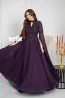 فستان سهرة خناقي مميز بالتطريز بأكمام كيب مزينه لو...