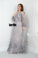 فستان سهرة بتصميم ملكي أنيق مزين بالتطريز اللامع و...