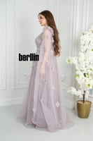 فستان سهرة ليلكي بزهور ثلاثية الأبعاد وكاب تول ملك...