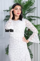 فستان أبيض أنيق بتصميم راق مزين بتطريزات زهرية ناع...