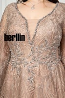 فستان سهرة مع تفاصيل كيب على الكتف وتطريز كامل لون...