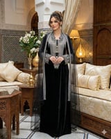 جلابية مخمل أسود ملكي بتطريز فضي وكاب متصل