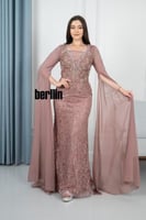 فستان سهرة طويل بأكمام كيب مطرز ومزين بالفصوص لون...