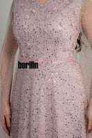 فستان سهرة طويل وردي المطرز بزهور اللؤلؤ مع كاب مل...