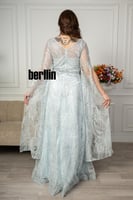 فستان سهرة مع تفاصيل كيب على الكتف وتطريز كامل لون...