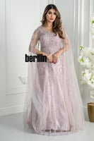 فستان سهرة وردي فاتح مطرز بالكامل مع كاب تول شفاف...