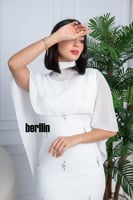 فستان سهرة أبيض ملكي بتصميم أنيق ولمسات فاخرة كرست...