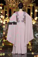 فستان سهرة طويل روز بودر مطرز بالفضي مع أكمام كاب...