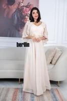 فستان أنيق بيج بتصميم طويل مزين بتطريزات على الأكم...