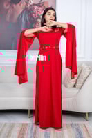 فستان أحمر طويل بأكمام كيب مزينة بكريستال