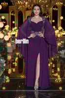 فستان سهرة طويل بنفسجي مطرز بالفضي مع أكمام كاب ان...