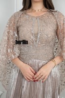 فستان سهرة ذهبي بتصميم مزين بكاب دانتيل أنيق وطيات...