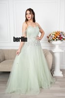 فستان سهرة طويل مميز بتطريز فخم لون تفاحي فاتح