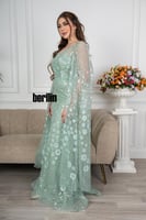 فستان سهرة ماكسي ضيق مطرز بأكمام كيب تيفاني فاتح