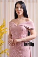 فستان سهرة سمفونية لون وردي بتطريز فاخر وأكتاف مكش...