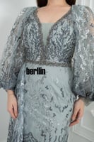 فستان سهرة أنيق بتصميم يتميز بتطريز فاخر مع أكمام...