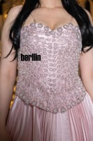 فستان سهرة وردي فاتح بتصميم أنيق مطرّز بالكريستال...