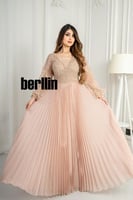 فستان سهرة طويل بليسية مزين بالؤلؤ لون بيج