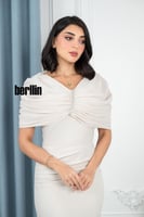 فستان أوف وايت أنيق بكاب فخم وتفاصيل براقة