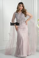 فستان سهرة وردي فخم مطرز بالكامل مع كاب تول شفاف ب...