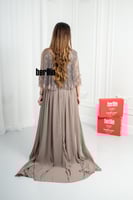 فستان طويل سهرة مزين بالريش والفصوص لون بني