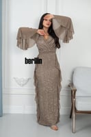 فستان سهرة ترتر بأكمام طويلة واسعة لون جالكسي