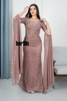 فستان سهرة طويل بأكمام كيب مطرز ومزين بالفصوص لون...