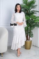 فستان أبيض أنيق بتصميم راق مزين بتطريزات زهرية ناع...