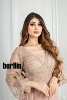 فستان سهرة طويل بليسية مزين بالؤلؤ لون بيج