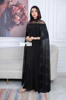 فستان سهرة أسود أنيق بقصة طويلة يتميز بلمعان خفيف...
