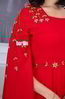 فستان أحمر طويل بأكمام كيب مزينة بكريستال