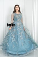 فستان سهرة أزرق ملكي بتطريزات فضية فاخرة وتصميم را...