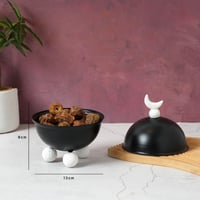 تمرية تقديم بغطاء مزين بهلال رمضان