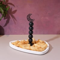 صينية تقديم مع حامل مزين بهلال رمضان