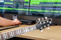 UR44C كرت صوت تأجير