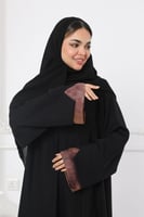 عباية سوداء شريط بني بالأكمام والأسفل