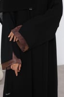 عباية سوداء شريط بني بالأكمام والأسفل