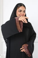 عباية سوداء شريط بني بالأكمام والأسفل