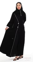 عباية سوداء بتصميم معطف