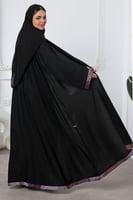 عباية سوداء شريط بنفسجي بالأكمام والأسفل