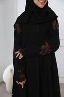 عباية سوداء أكمام مثلثة ورد عنابي