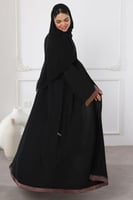 عباية سوداء شريط بني بالأكمام والأسفل