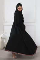 عباية سوداء شريط بني بالأكمام والأسفل