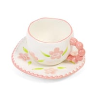 كوب سيراميك مع صحن بمسكة برسمة ورود وردية